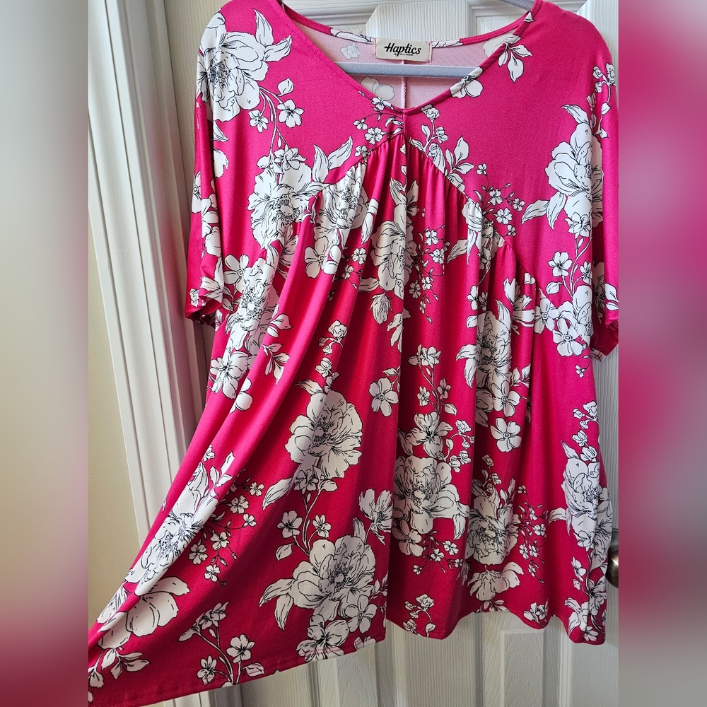 HAPTICS By Holly Harper Womens Short sleeved modest v-neck floral top babydoll